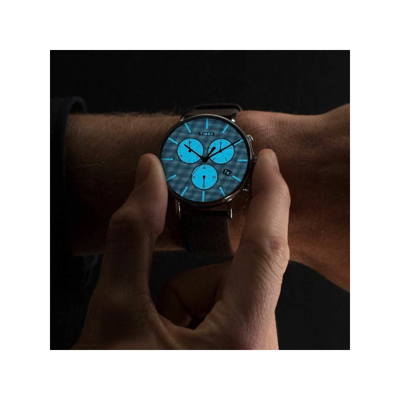 Widok podświetlenia zegarka Timex TW2R80000